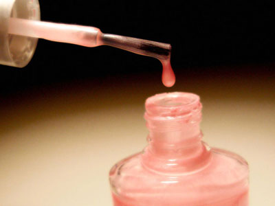 Ροζ βερνίκι για γαλλικό μανικιούρ